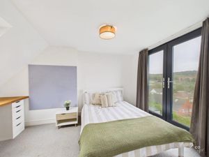 BEDROOM - click for photo gallery